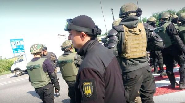 Нацгвардія затримала активістів по дорозі на зустріч з Саакашвілі. Машини прямували з табору Штабу блокади через Київ на КПП Краківець. Активістів затримали на в'їзді в Бровари спецназ і Нацгвардія.