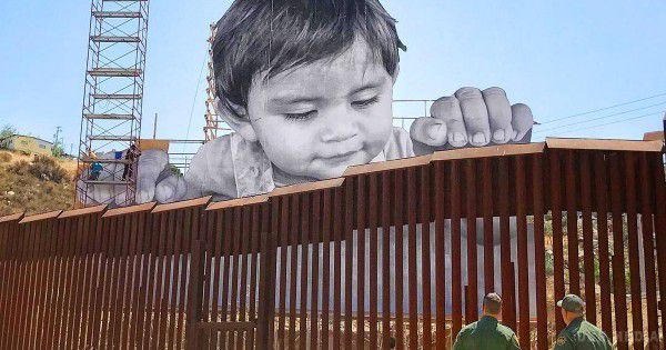 На кордоні США і Мексики з'явився гігантський допитливий хлопчик. На монохромному портреті зображений хлопчик, який заглядає за стіну з боку Мексики і намагається перелізти через неї. 