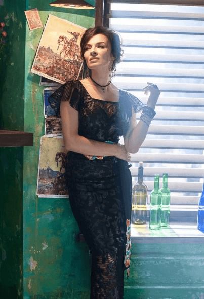 Чарівна красуня Надія Мейхер захопила фанатів в напівпрозорому платті (фото). Співачка наголосила жіночні форми облягаючим нарядом.