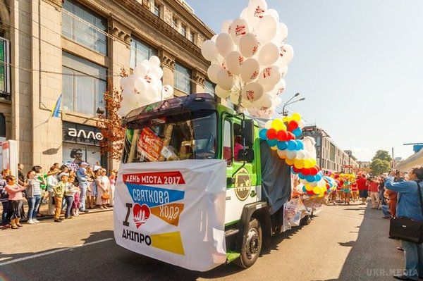  Дніпро видовищно відсвяткував День міста (фото). Також свято запам'ятався гастрономічним фестивалем, "Караоке на Майдані", флешмоб і чотирма рекордами .