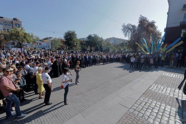  Дніпро видовищно відсвяткував День міста (фото). Також свято запам'ятався гастрономічним фестивалем, "Караоке на Майдані", флешмоб і чотирма рекордами .