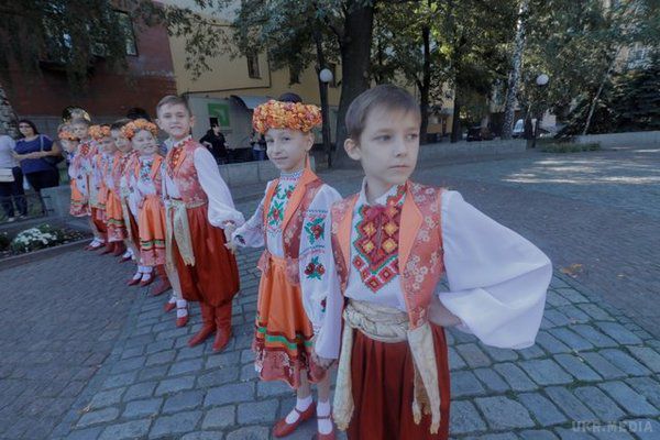  Дніпро видовищно відсвяткував День міста (фото). Також свято запам'ятався гастрономічним фестивалем, "Караоке на Майдані", флешмоб і чотирма рекордами .