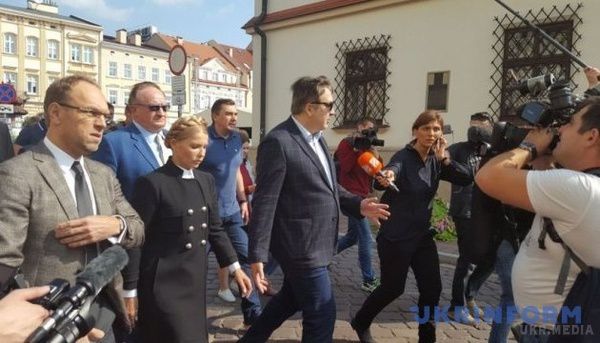 Саакашвілі виїхав в Україну з дружиною, сином і Тимошенко. Екс-губернатор прибуде на кордон не раніше трьох годин дня.