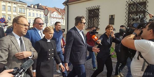 Саакашвілі прогулявся з Тимошенко у Польщі. У Ряшеві Міхеїл Саакашвілі замість прес-конференції прогулявся з Юлією Тимошенко.