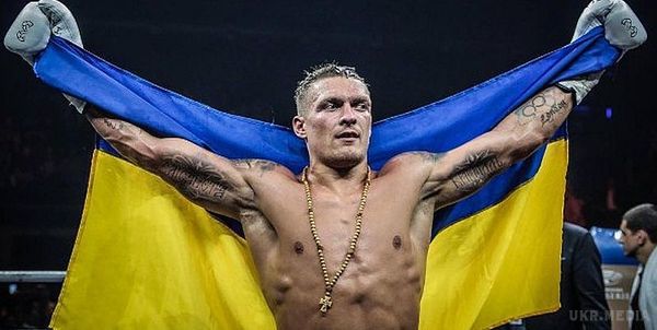 Як виглядав Усик відразу після бою (фото). Українського боксера, який переміг Марко Хука, відразу впіймали в роздягальні.