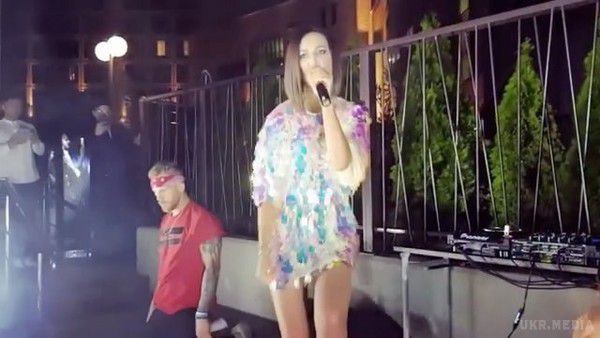 Ольга Бузова впала на сцені на конкурсі «Нова хвиля». Новоспечена співачка виступила на відкритті конкурсу. 