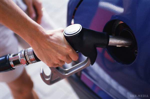 Як зміняться ціни на бензин - прогноз експертів. Падіння курсу гривні приведе до подорожчання палива.
