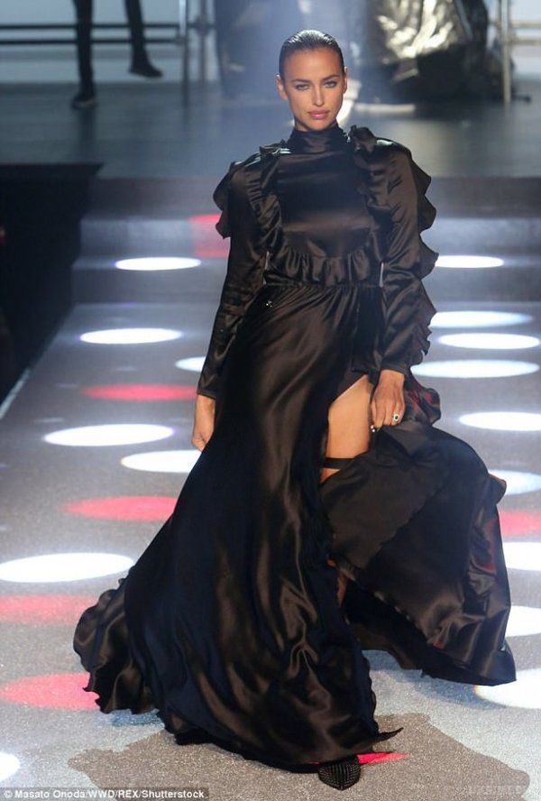 Супермодель Ірина Шейк вперше вийшла на подіум після пологів. Популярна модель взяла участь у показі Philip Plein на Тижні моди.