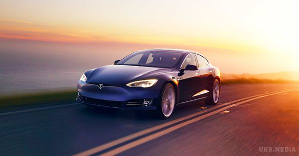 Tesla змінила софт автівок, щоб допомогти водіям врятуватися від "Ірми". Тимчасове програмне оновлення дозволить власникам базових моделей проїхати додатково до 64 кілометрів від одного заряду.