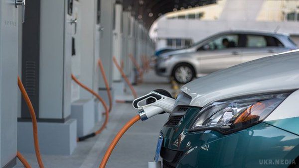 Китай змусить весь світ перейти на електромобілі. Низка країн планує відмовитися від бензинових і дизельних автомобілів через те, що вони негативно впливають на довкілля.