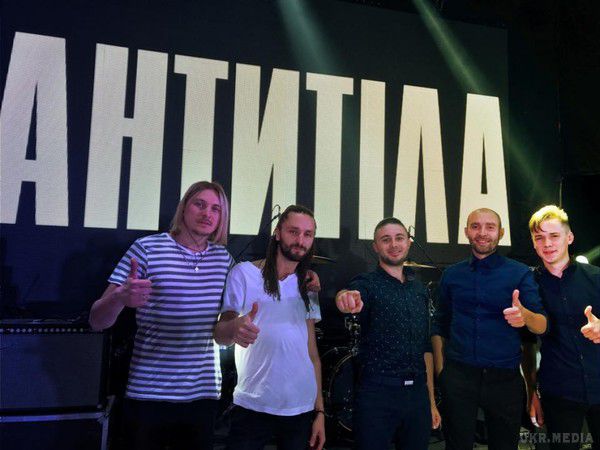  Відомий український колектив "Антитіла" представили нового учасника(відео). Музиканти здивували своїх шанувальників фотосесією в оновленому складі.