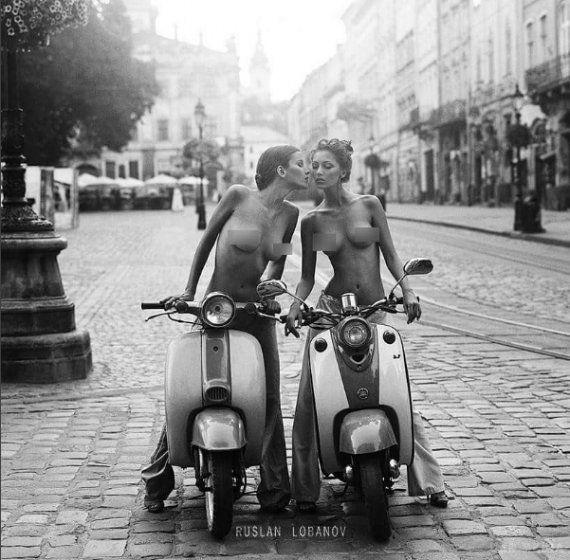 Оголені груди на вулицях Парижа та Венеції. Український геній еротичного фото вразив світ новими шедеврами ню.