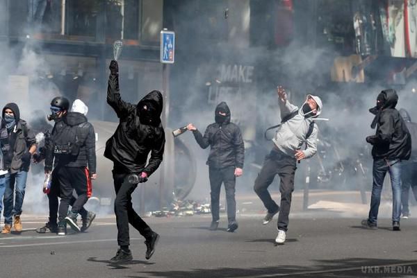 У Парижі під час акції протесту проти -  поліція використовувала сльозогінний газ.  Зіткнення на акції протесту в Парижі проти трудової реформи, запровадженої Еммануелем Макроном, поліція була змушена застосувати сльозогінний газ.