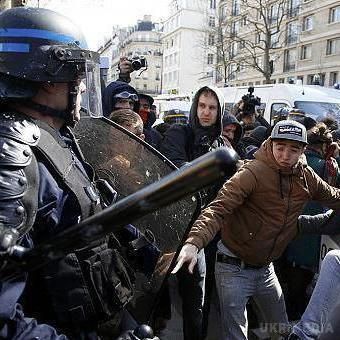 У Парижі під час акції протесту проти -  поліція використовувала сльозогінний газ.  Зіткнення на акції протесту в Парижі проти трудової реформи, запровадженої Еммануелем Макроном, поліція була змушена застосувати сльозогінний газ.