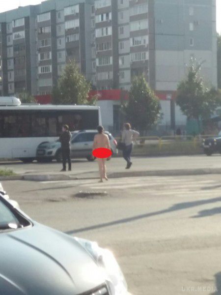 Жителі Тольятті робили селфі з голою дівчиною, яка оголеною гуляла по місту. Місцеві жителі робили селфі з нею, поки її не заарештувала поліція.