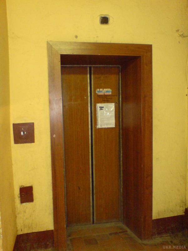 Ліфт, в якому загинула лучанка, увімкнули без висновку експерта. Згідно з попередньої інформацією, працівник ТОВ "Волиньліфт" увімкнув ліфт без висновку експерта, який є обов'язковим після капремонту. 