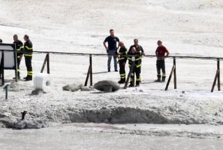 В Італії 11-річний хлопчик і його батьки  провалилася в кратер вулкана і загинули. Хлопчик зайшов у заборонену зону, батьки спробували його витягнути, в результаті всі троє впали в кратер і загинули від отруєння газом.