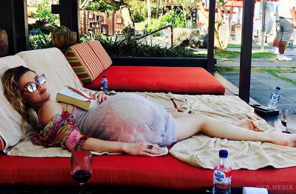 Спокуслива Ембер Херд показала, як відпочиває на Балі. Колишня дівчина Ілона Маска показала, як відпочиває на Балі.