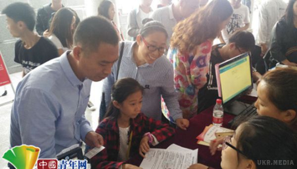 У Китаї 10-ти річну дівчинку зарахували в інститут. При цьому дівчинка ніколи не ходила в державну школу, а її навчанням весь час займалися батьки.
