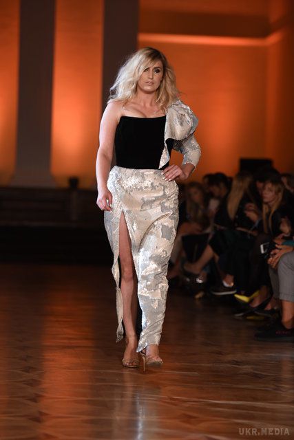 На подіум Ukrainian Fashion Week вийшли моделі plus-size. Андре Тан кинув сміливий виклик української модної індустрії.