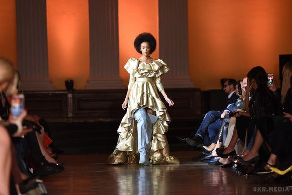 На подіум Ukrainian Fashion Week вийшли моделі plus-size. Андре Тан кинув сміливий виклик української модної індустрії.