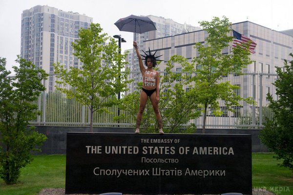 Активістка Femen влаштувала чергове «шоу». Трампа в унітаз.