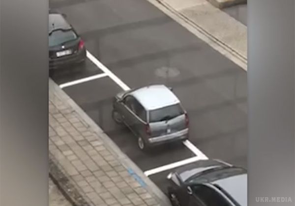 Провальна спроба жінки припаркувати компакт-кар (відео). Жінка намагалася поставити маленьку машину на велике місце, але не вийшло.