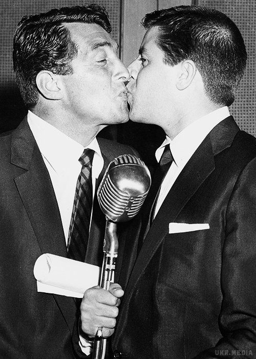 Джим Керрі поцілував чоловіка на кінофестивалі. Актор шокував публіку дивним вчинком.