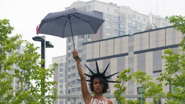 Протестуючи проти Трампа у Києві активістка оголилася під будівлею посольства США. 13 вересня у Києві активістка Femen оголила груди під будівлею посольства США у Києві.