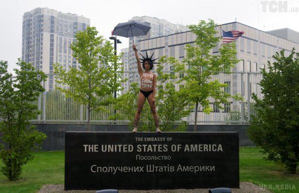 Протестуючи проти Трампа у Києві активістка оголилася під будівлею посольства США. 13 вересня у Києві активістка Femen оголила груди під будівлею посольства США у Києві.