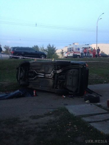 На Оболоні у Києві авто марки BMW  водія викинуло з авто, яке його розчавило.  BMW злетіло з дороги і кілька разів перекинулось, водій загинув на місці.