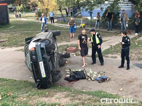 На Оболоні у Києві авто марки BMW  водія викинуло з авто, яке його розчавило.  BMW злетіло з дороги і кілька разів перекинулось, водій загинув на місці.