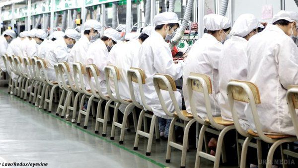 Як виглядає життя на китайських заводах, де "збирають" iPhone. Шокуючі фото.