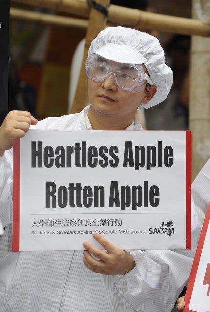 Як виглядає життя на китайських заводах, де "збирають" iPhone. Шокуючі фото.
