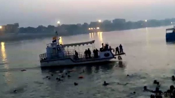В Індії перекинувся човен з пасажирами, 19 загиблих. Човен перевозив 60 осіб по річці Ямуна.