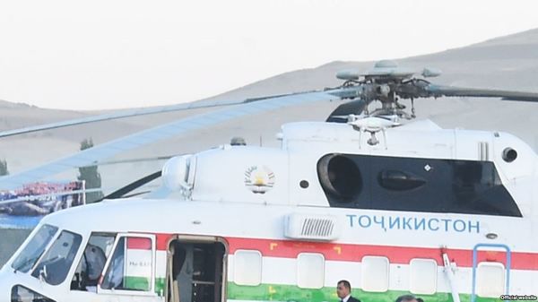 У Таджикистані при зльоті вертольота президента загинув директор аеропорту. Місцева влада назвала це безглуздою випадковістю.
