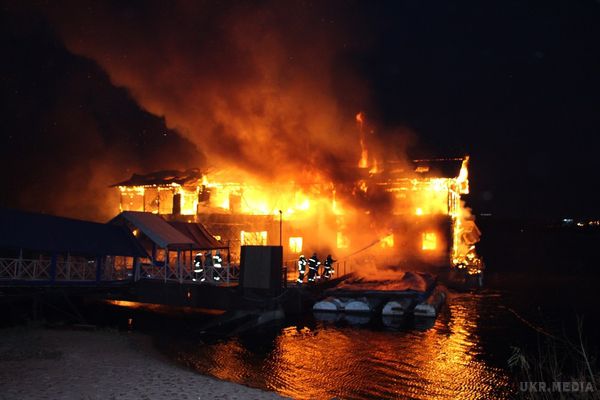 На київській Русанівці згорів ресторан на воді. У Києві на Русанівській набережній згоріла плавуча споруда, постраждав чоловік. 