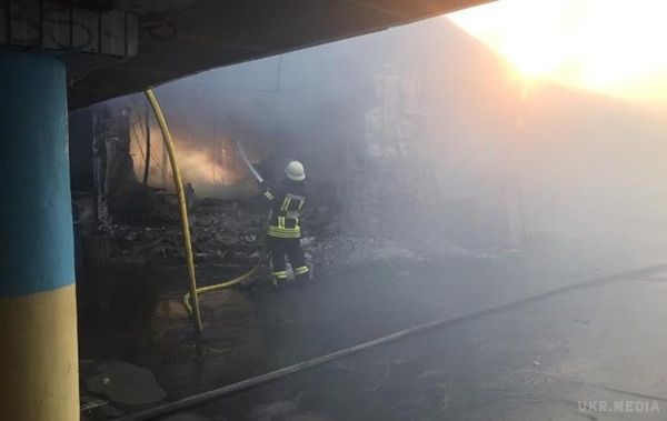 У Києві масштабна пожежа на ринку Колібріс. Вогонь спалахнув в аптечному кіоску.