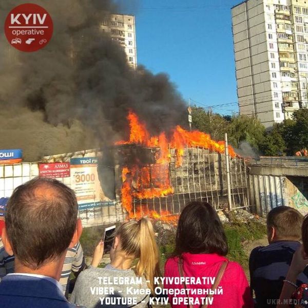 У Києві масштабна пожежа на ринку Колібріс. Вогонь спалахнув в аптечному кіоску.