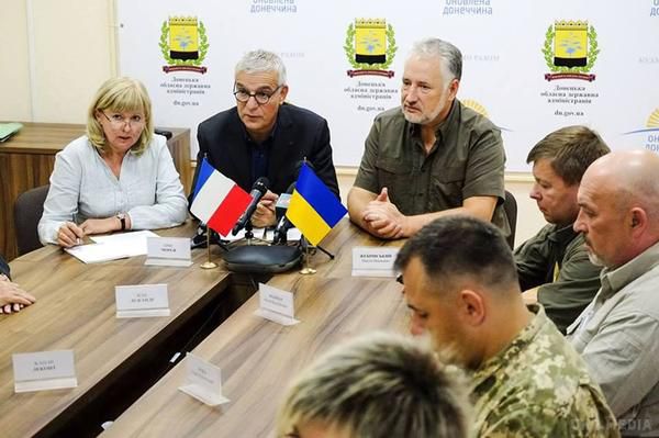 Сенаторів Франції шокувала ситуація на Донбасі, закликатимуть до підтримки. Делегація французьких сенаторів відвідала прифронтову зону на Донбасі, де побувала в Авдіївці.