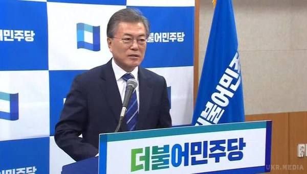 Сеул здатний знищити КНДР без можливості відновлення - президент Південної Кореї Мун Чже Ін. Мирні переговори з КНДР неможливі, заявив президент Південної Кореї Мун Чже Ін.