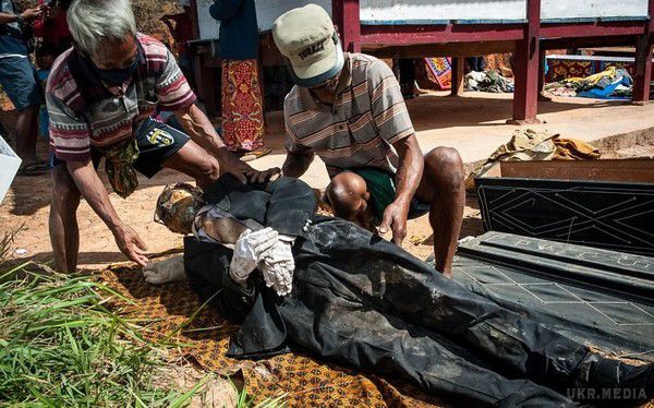 Свято врожаю: В Індонезії викопують мертвих родичів, щоб повеселитися (Фото). Плем'я тораджан в індонезійській провінції Південний Сулавесі вважає, що спілкування з рідними не закінчується з їх смертю.