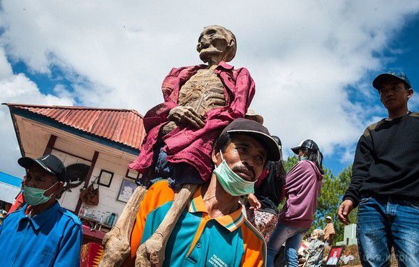 Свято врожаю: В Індонезії викопують мертвих родичів, щоб повеселитися (Фото). Плем'я тораджан в індонезійській провінції Південний Сулавесі вважає, що спілкування з рідними не закінчується з їх смертю.