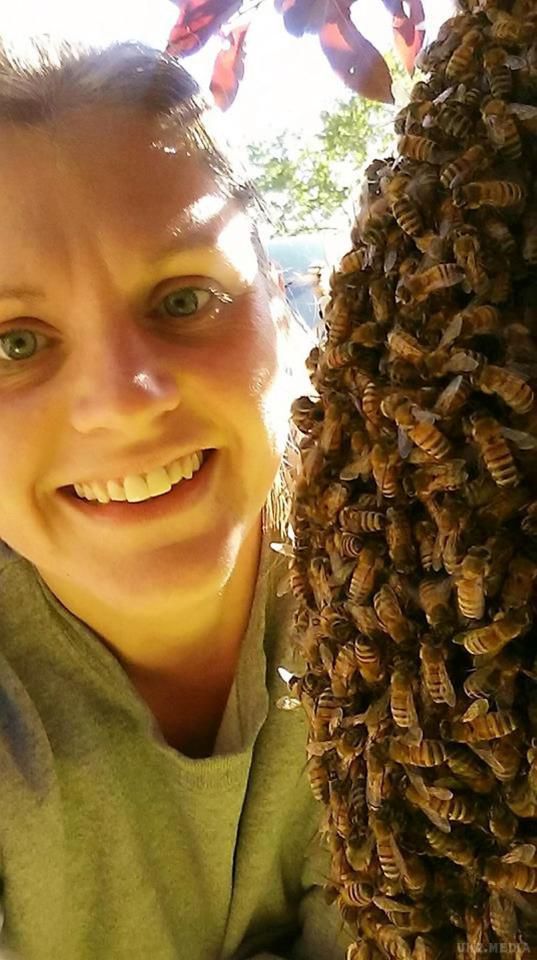 Фотосесія вагітної дами з бджолиним роєм викликала хвилю обурення в Мережі!. Ці кадри не просто виглядають шокуючими, вони такими і є — все насправді. Вагітність та 33-річної Емілі Мюллер справжня, і 20 000 бджіл були дуже навіть живими і майже злими, і постановочні фото лише тому, що їх знімали навмисне.