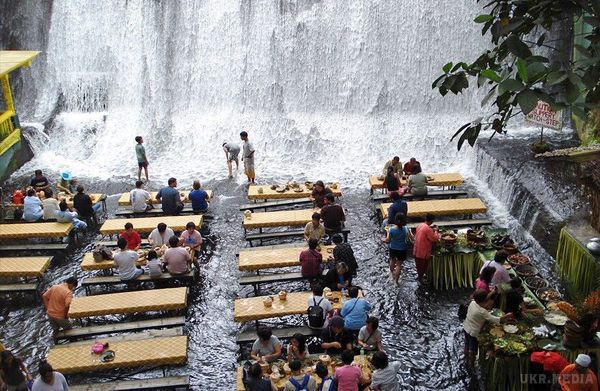 Як виглядає ресторан у водоспаді. Ресторан Labassin Waterfall на Філіппінах розташований безпосередньо біля підніжжя невеликого рукотворного водоспаду.