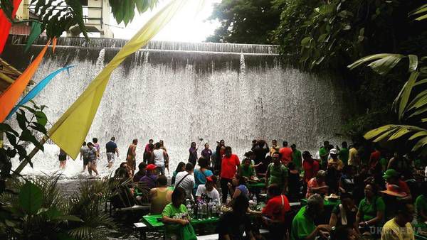 Як виглядає ресторан у водоспаді. Ресторан Labassin Waterfall на Філіппінах розташований безпосередньо біля підніжжя невеликого рукотворного водоспаду.