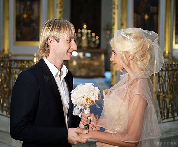 Яна Рудковська та Євген Плющенко обвінчалися після восьми років шлюбу.  15 вересня вони повінчалися в одному з храмів в присутності рідних і близьких.