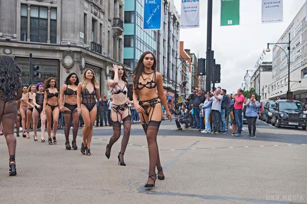 Моделі пройшлися по центру Лондона в еротичній білизні!(фото). 19 дівчат пройшлися по Оксфорд-стріт (а це в самому центрі Лондона) в одному лише еротичній білизні! 