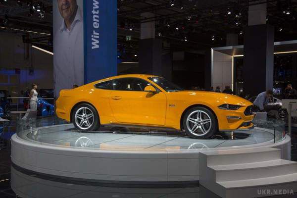 Франкфуртський автосалон 2017: представлений оновлений Ford Mustang 2018. Ford Mustang 2018 можна відрізнити за збільшеною решітці радіатора і зміненим бамперам.