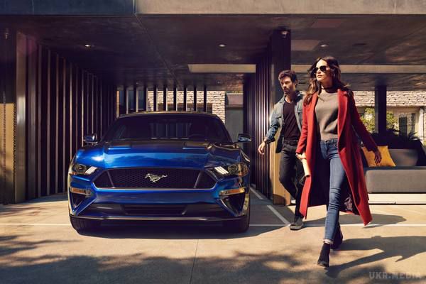 Франкфуртський автосалон 2017: представлений оновлений Ford Mustang 2018. Ford Mustang 2018 можна відрізнити за збільшеною решітці радіатора і зміненим бамперам.